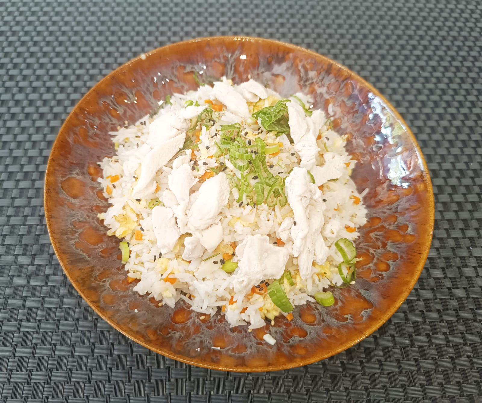 Arroz frito con pollo