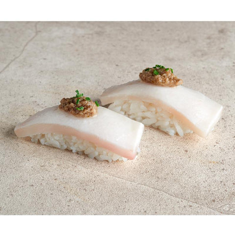 Nigiri de pez mantequilla flambeado con trufa x2