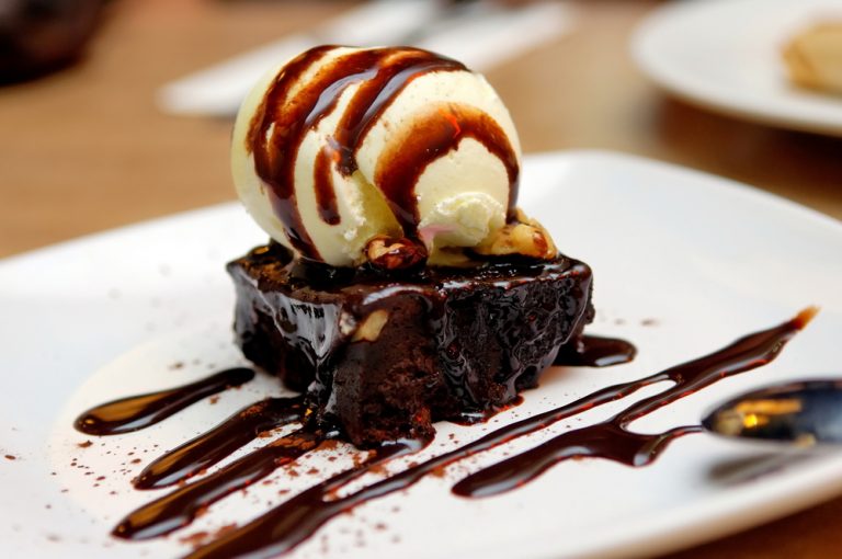 Brownie con helado 