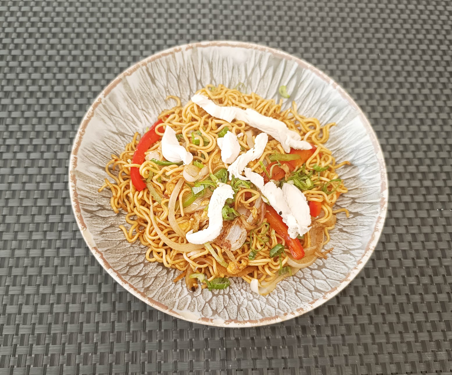 Yakisoba de pollo