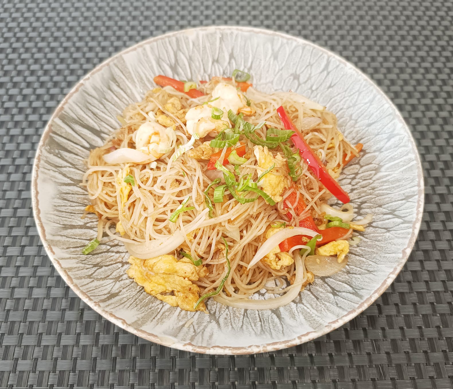 Fideos de arroz frito con gambas