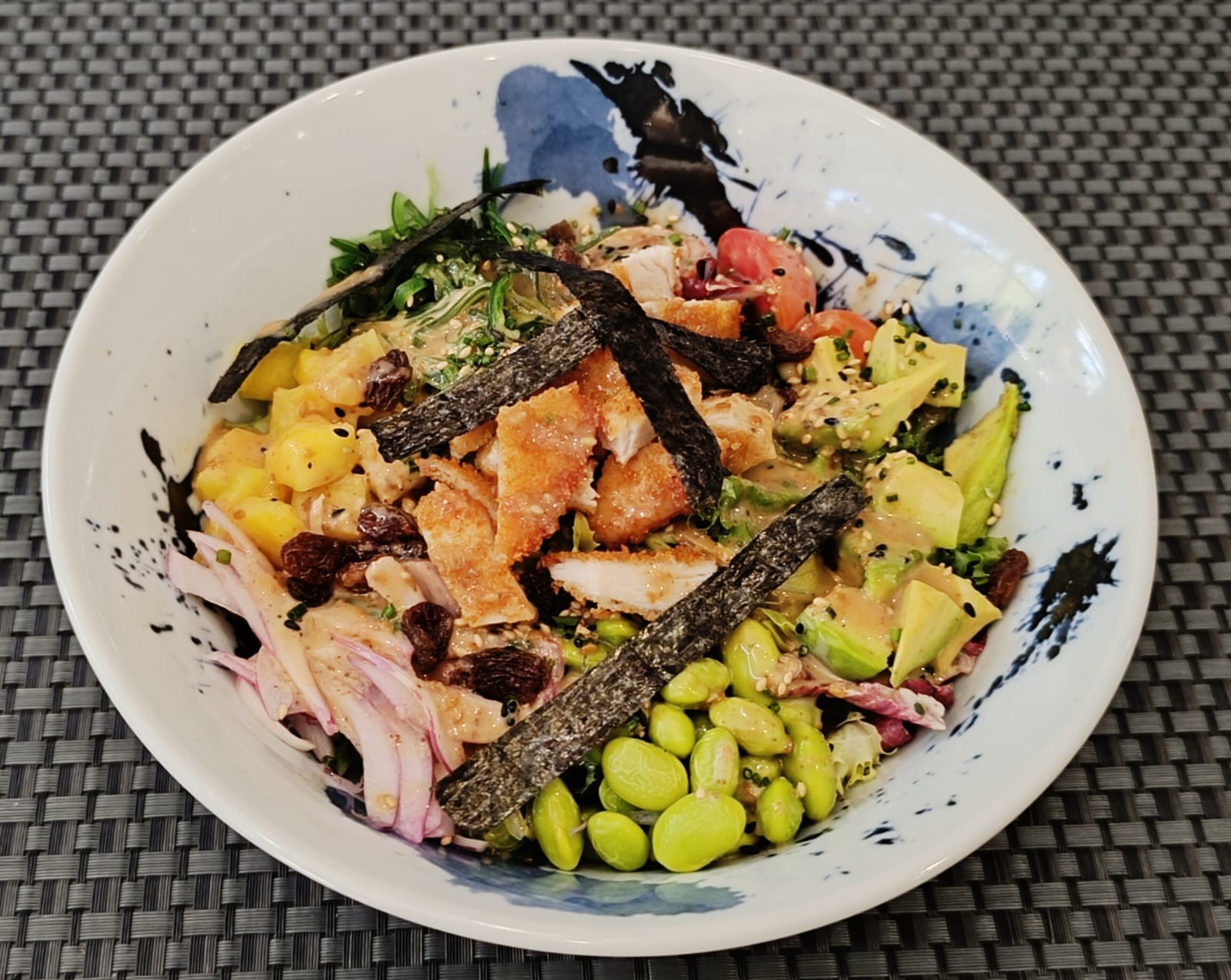 Ensalada de pollo katsu